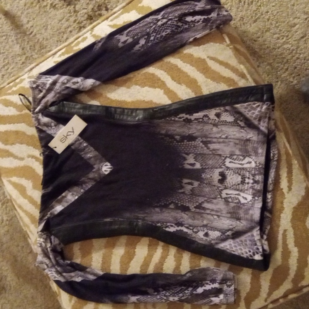 NWT Sky Top w/ intracit detaitls